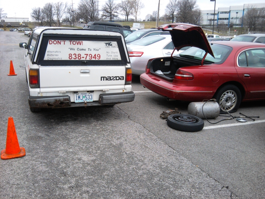  mechanic help with an emergency spare or flat tire change on the spot